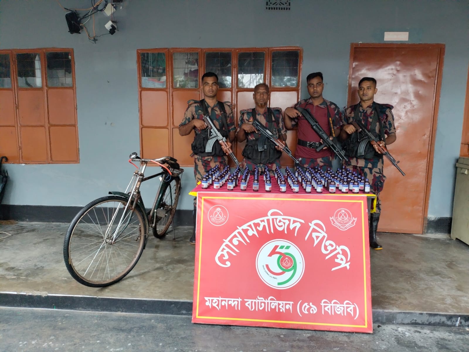 শিবগঞ্জ সীমান্তে ৫৯ বিজিবির পৃথক অভিযানে ১১০ বোতল এসকাফ সিরা