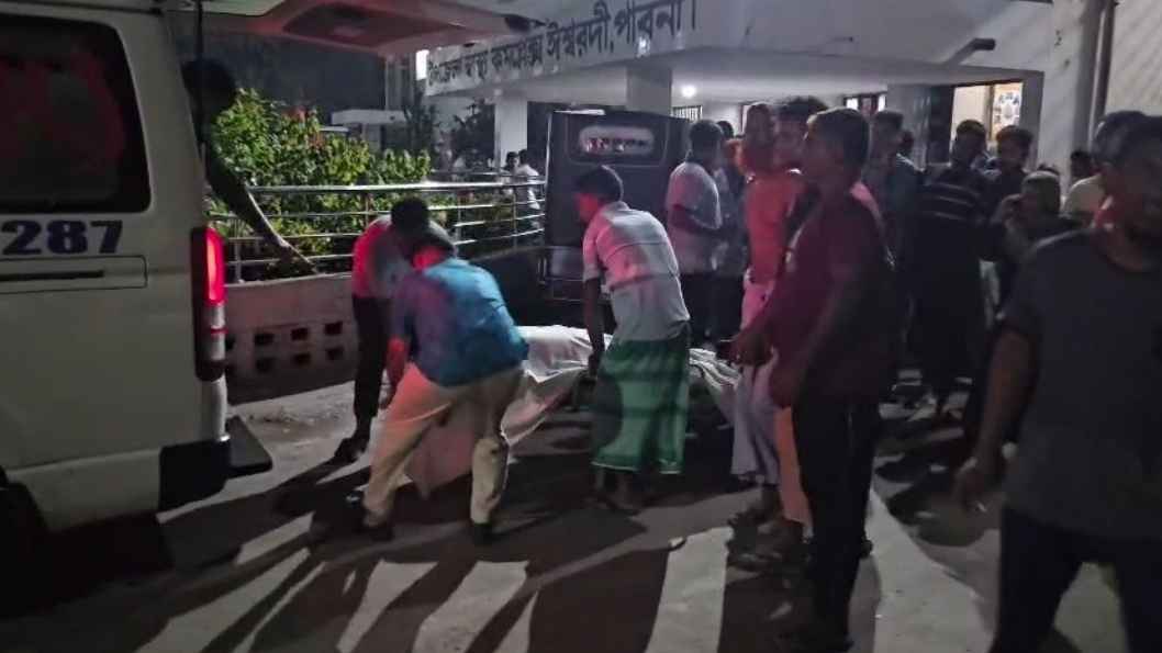 ছেলের বিয়ের বাজার করে বাড়ি ফিরছিলেন, সড়কে প্রাণ গেল বাবা-মায়