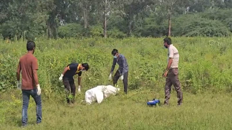 কিশোরীকে সংঘবদ্ধ ধর্ষণের পর হত্যা, মাঠে পড়ে থাকা মরদেহ খেয়ে 