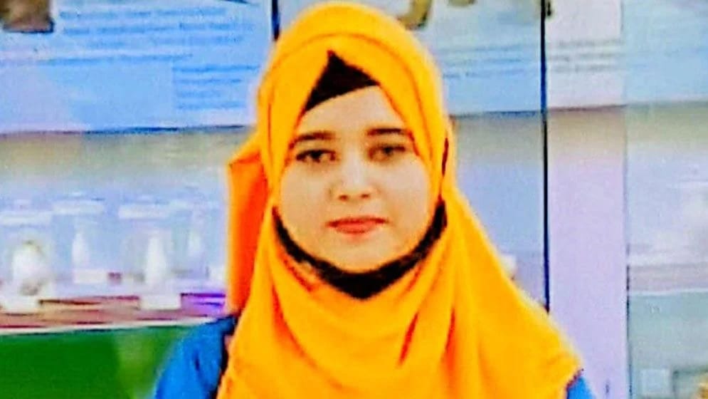 মালয়েশিয়া প্রবাসী স্বামীর টাকায়  পড়াশোনা করে মন্ত্রণালয়ে চ
